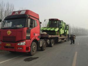 大年還沒過完，農民朋友就需要我們的產品，今天又發往三河市兩臺穗莖兼收玉米收獲機 